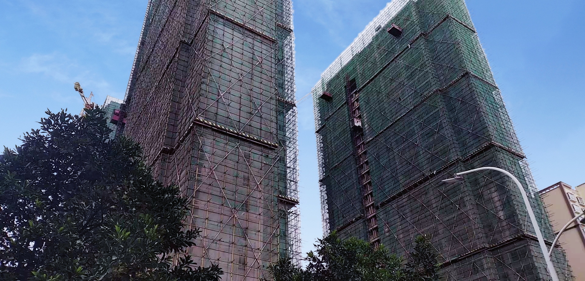 發(fā)霉舊外墻能用仿石漆翻新嗎？華喆給你答案！