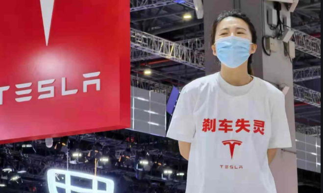 特斯拉剎車(chē)會(huì)失靈？華喆的仿石漆就不會(huì)翻車(chē)！