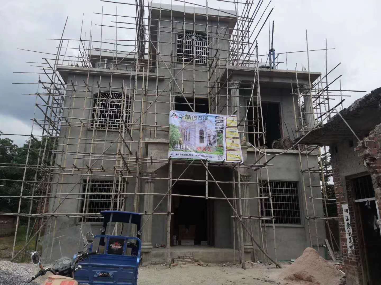 瓷磚外墻翻新仿石漆需要鏟掉瓷磚嗎？